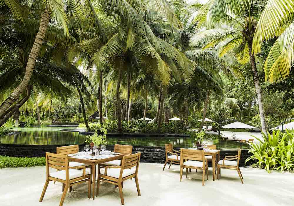 Rah Bar at One&Only Reethi Rah thumbnail 8
